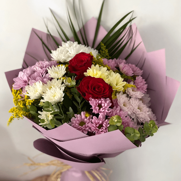  Burdur Çiçek Gönder - Renkli  Papatyalar ve 2 adet Kırmızı Gülden 