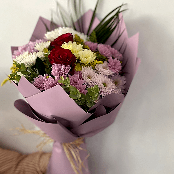 Burdur Çiçekçi - Renkli  Papatyalar ve 2 adet Kırmızı Gülden 