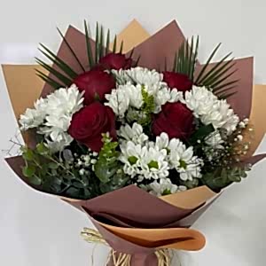  Burdur Çiçek Gönder - BEYAZ RENK İTHAL PAPATYA ve 5 ADET GÜL DEN OLUŞAN BUKET