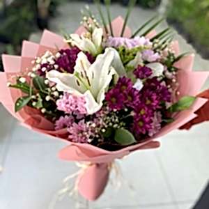  Burdur Çiçek Gönder - BEYAZ RENK İTHAL PAPATYA ve 5 ADET GÜL DEN OLUŞAN BUKET