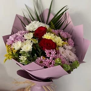  Burdur Çiçek Gönder - Renkli  Papatyalar ve 2 adet Kırmızı Gülden 