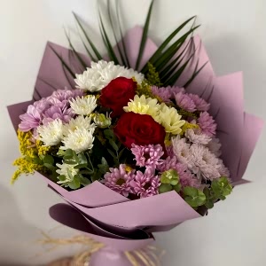 Burdur Çiçekçi - Renkli  Papatyalar ve 2 adet Kırmızı Gülden 